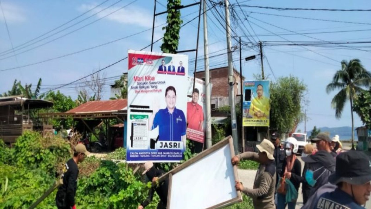 Personel Satgas Operasi Mantap Brata Polresta Mamuju bersama Bawaslu Mamuju pada penertiban alat peraga kampanye di salah satu titik di Kabupaten Mamuju. (ANTARA/HO/Humas Polresta Mamuju)