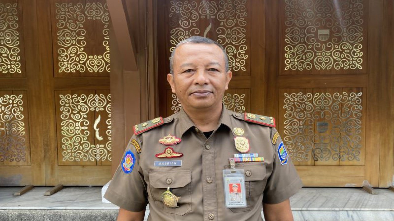 Kepala Satuan Polisi Pamong Praja (Satpol PP) Kota Bandung, Rasdian Setiadi saat memberikan keterangan di Kota Bandung, Jawa Barat, Senin (6/11/2023). (ANTARA/Rubby Jovan)