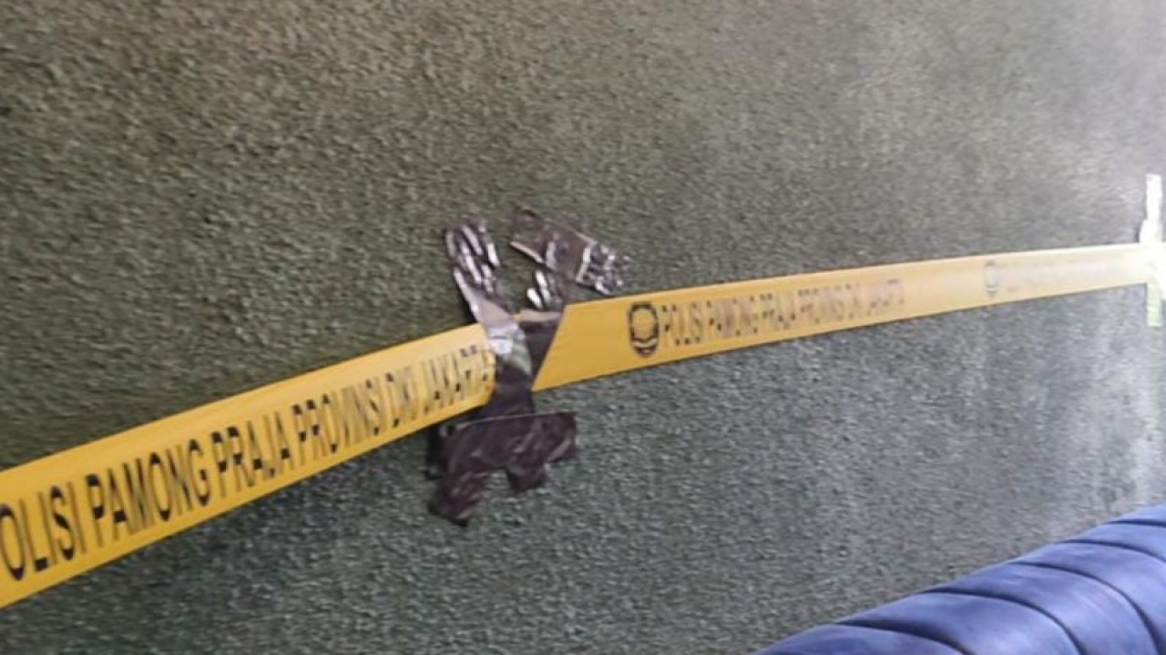 Satpol PP Provinsi DKI Jakarta resmi menutup sebuah kafe di kawasan Senopati, Jakarta Selatan, Selasa (28/11/2023). ANTARA/Ho/Satpol PP DKI Jakarta