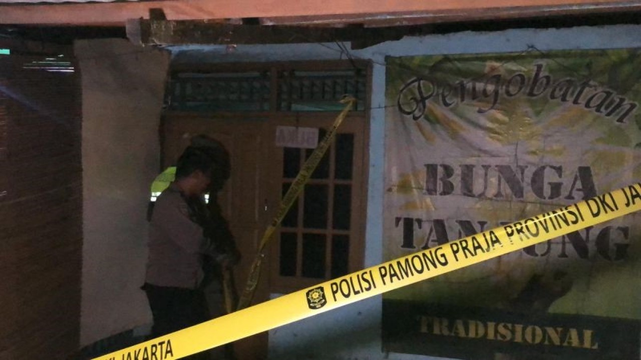Satuan Polisi Pamong Praja (Satpol PP) Jakarta Timur menyegel tempat hiburan malam di Jalan Cakung Cilincing Sisi Timur, Kampung Sawah RT 01/RW 05 Kelurahan Pulogebang, Cakung, Jakarta Timur, Kamis malam (23/11/2023). ANTARA/HO-Satpol PP Jaktim