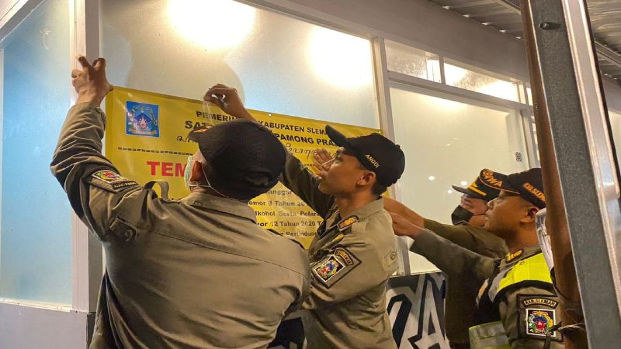 Petugas dari Satpol PP Sleman melakukan penutupan toko di Ambarketawang, Gamping yang kedapatan menyediakan minuman beralkohol berbagai golongan tanpa izin di Sleman, DIY, Minggu (12/11/2023). ANTARA/HO-Satpol PP Sleman