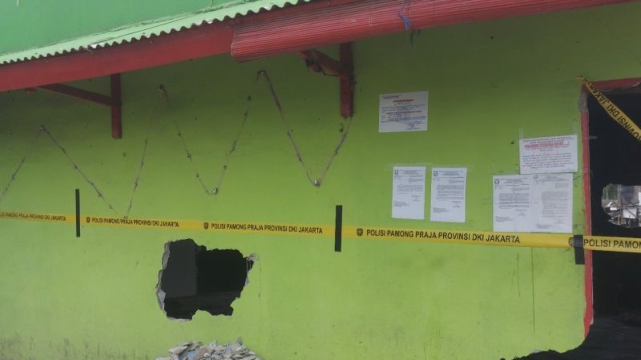 Bangunan kafe remang-remang di kawasan Rawa Malang samping jembatan (sajem) yang ditertibkan petugas Satpol PP dan keamanan dari TNI-Polri di Jakarta Utara sudah dibatasi dengan garis Satpol PP DKI Jakarta, Rabu (22/11/2023). ANTARA/Abdu Faisal
