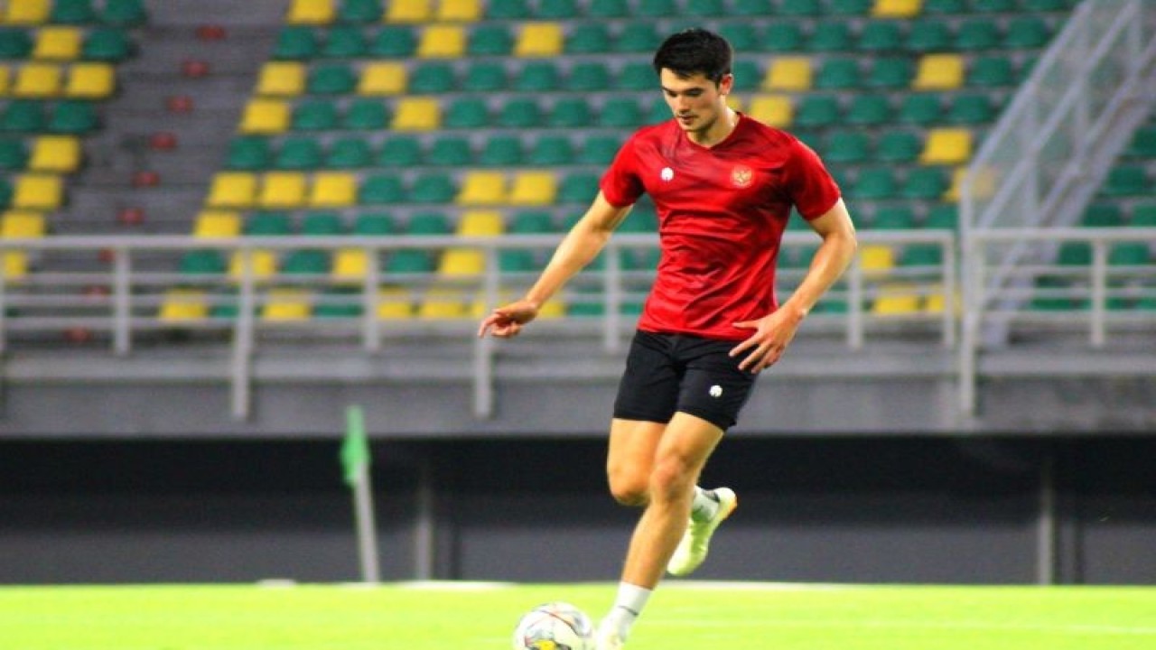 Foto arsip - Pemain Timnas Indonesia Elkan Baggot menggiring bola saat mengikuti pemusatan latihan di Stadion Gelora Bung Tomo (GBT) Surabaya, Sabtu (10/6/2023). (ANTARA/Naufal Ammar Imaduddin)
