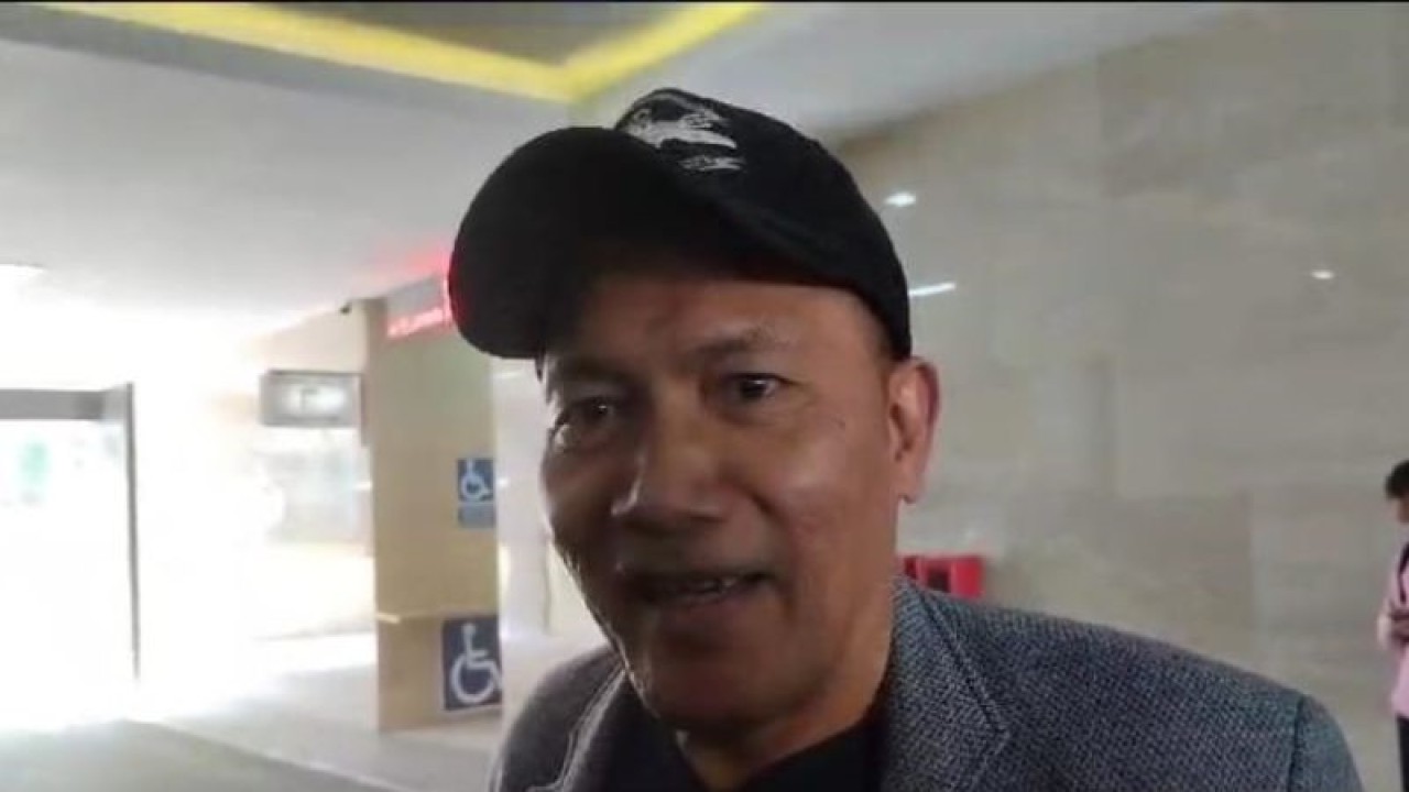 Mantan Pimpinan KPK Thony Saut Situmorang memberikan keterangan kepada wartawan saat tiba di Gedung Bareskrim Polri, Jakarta, Kamis (30/11/2023). Kehadirannya dalam rangka memenuhi panggilan penyidik untuk dimintai keterangan sebagai saksi dalam kasus pemerasan terhadap mantan Menteri Pertanian Syahrul Yasin Limpo oleh Pimpinan KPK. (ANTARA/Laily Rahmawaty)