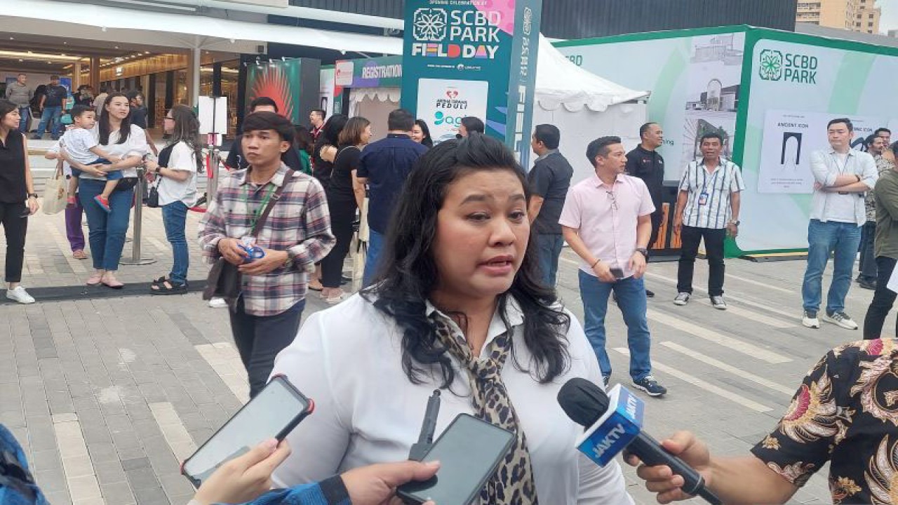 Direktur PT Creative Event Entertaiment Tengku Erika Nazara memberikan keterangan pers dalam acara pembukan SCBD Park di kawasan SCBD, Jakarta Selatan, Jumat (3/11/2023). Dia mengatakan 64 UMKM terlibat dalam opening ceremony selama tiga hari. (ANTARA/Muhammad Ramdan)