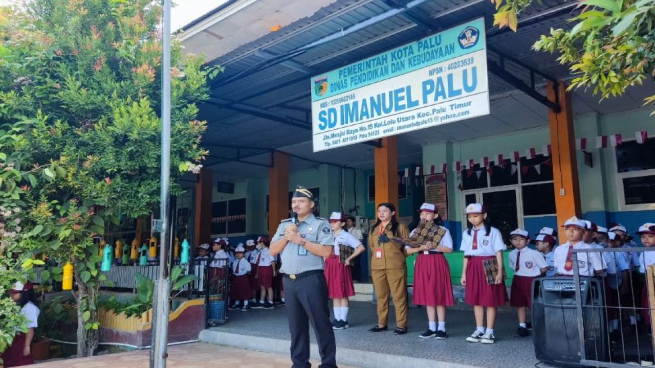 Kepala Divisi Administrasi Kanwil Kemenkumham Sulteng Raymond J.H Takasenseran memberikan sosialisasi HKI kepada siswa SD Gamaliel Palu, di Kota Palu, Senin (6/11/2023). ANTARA/HO-Humas Kemenkumham Sulteng.