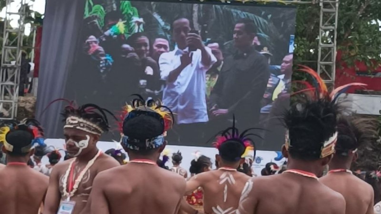 Pelajar Biak dari berbagai satuan pendidikan menyaksikan foto selfie Presiden Joko Widodo saat mengunjungi Biak membuka puncak Sail Teluk Cenderawasih 21-27 November 2023. ANTARA/Muhsidin.