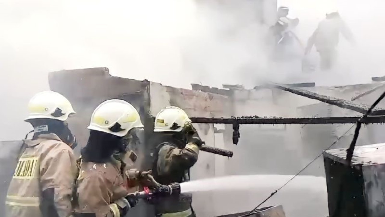 Petugas Sudin Penanggulangan Kebakaran dan Penyelamatan (Gulkarmat) Jakarta Timur memadamkan api yang menghanguskan sebuah rumah di Jalan Gorda RT 08/RW 06, Gang Makmur, Kelurahan Lubang Buaya, Kecamatan Cipayung, Jakarta Timur, Selasa (7/11/2023). ANTARA/HO-Sudin Gulkarmat Jakarta Timur