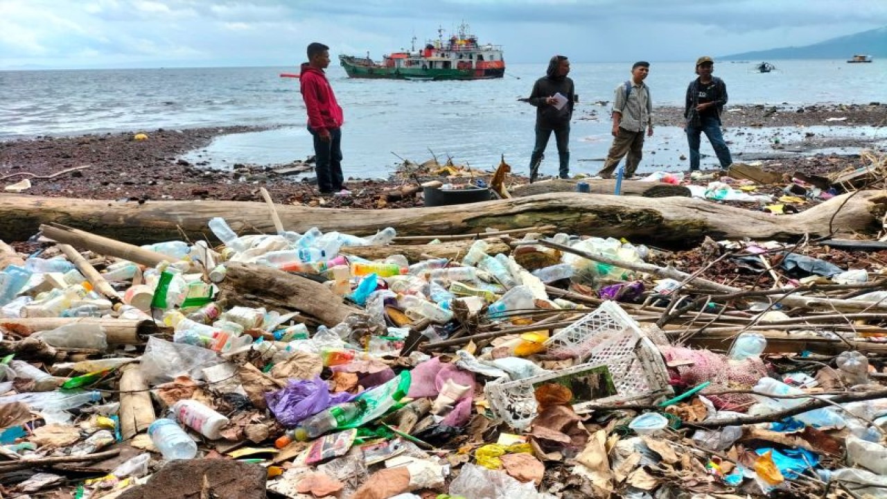 Sejumlah orang berada di dekat sampah di pantai Kota Ternate, Maluku Utara. ANTARA/Abdul Fatah