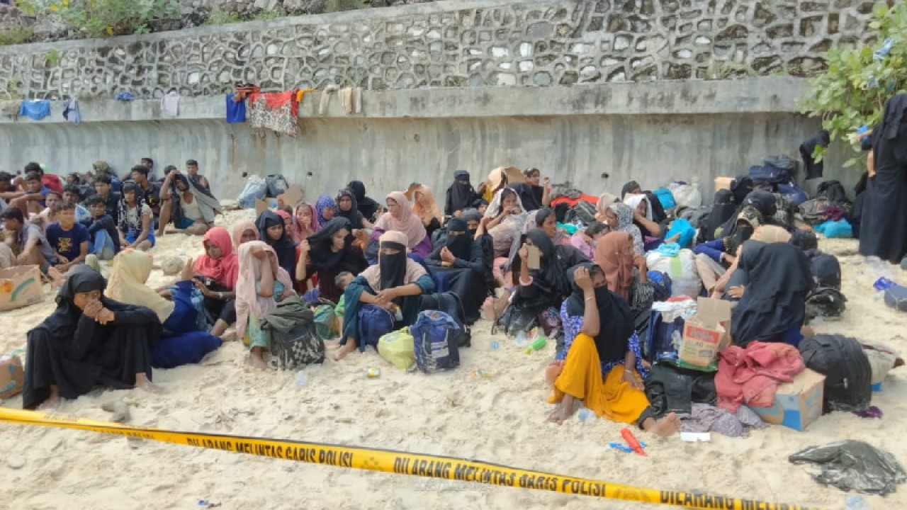Sejumlah pengungsi Rohingya saat mendarat di kawasan pantai Ujong Kareung Kota Sabang, Rabu (22/11/2023) (ANTARA/HO/warga)