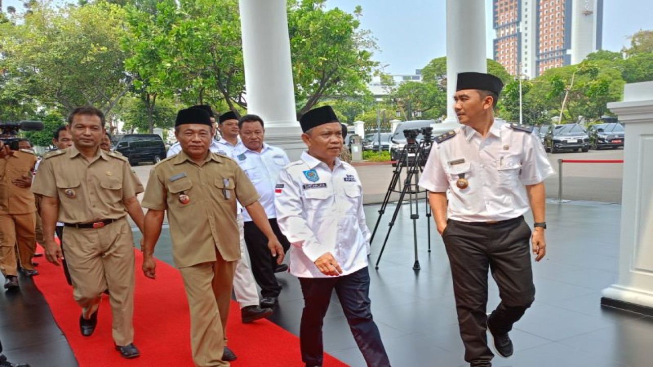 Ketua Umum Apdesi Surta Widjaja (kedua dari kanan) bersama perwakilan kepala desa saat tiba di Istana Kepresidenan, Jakarta, Selasa (7/11/2023). ANTARA/Rangga Pandu Asmara Jingga.