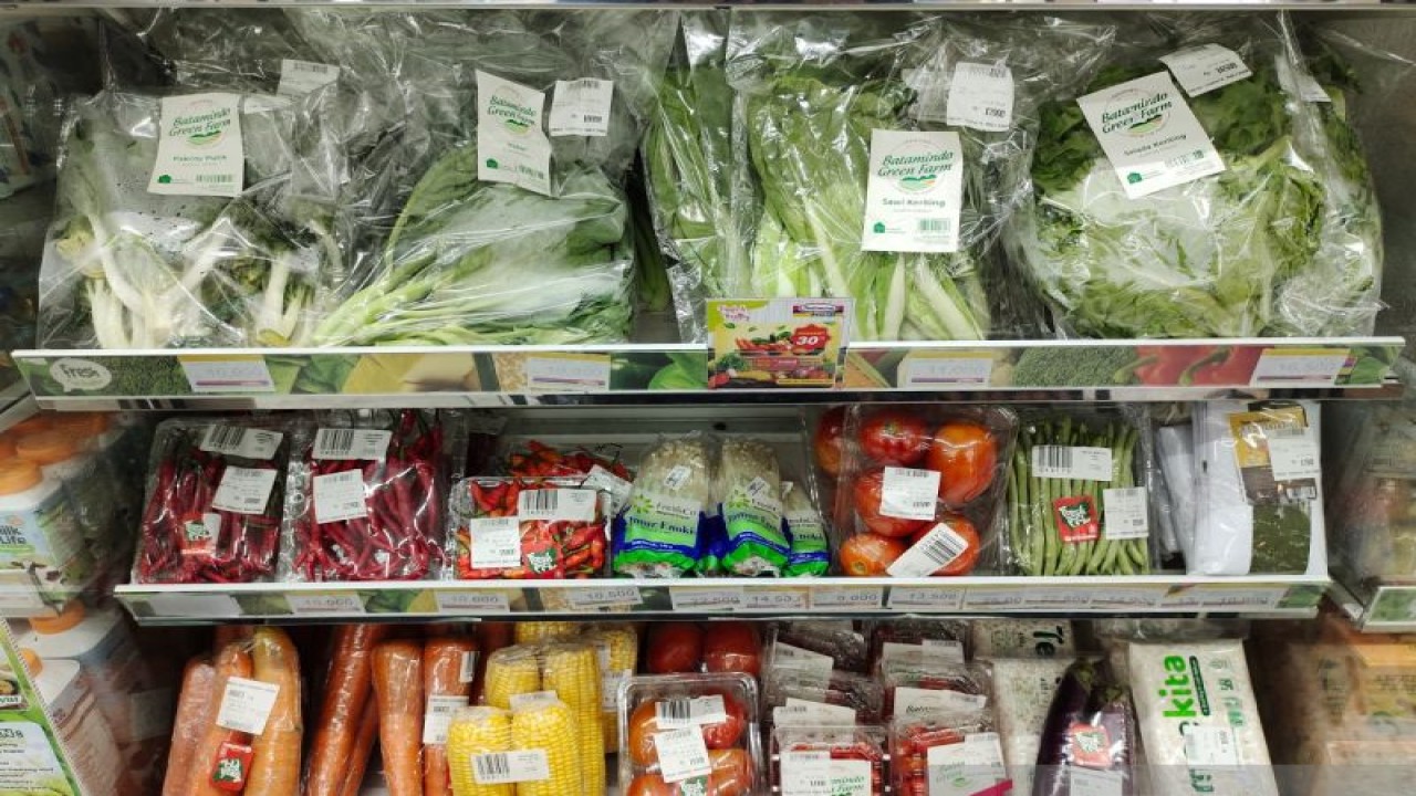 Sejumlah sayuran dijual di toko modern di Jakarta, Kamis (23/11/2023). ANTARA/Bayu Pratama S