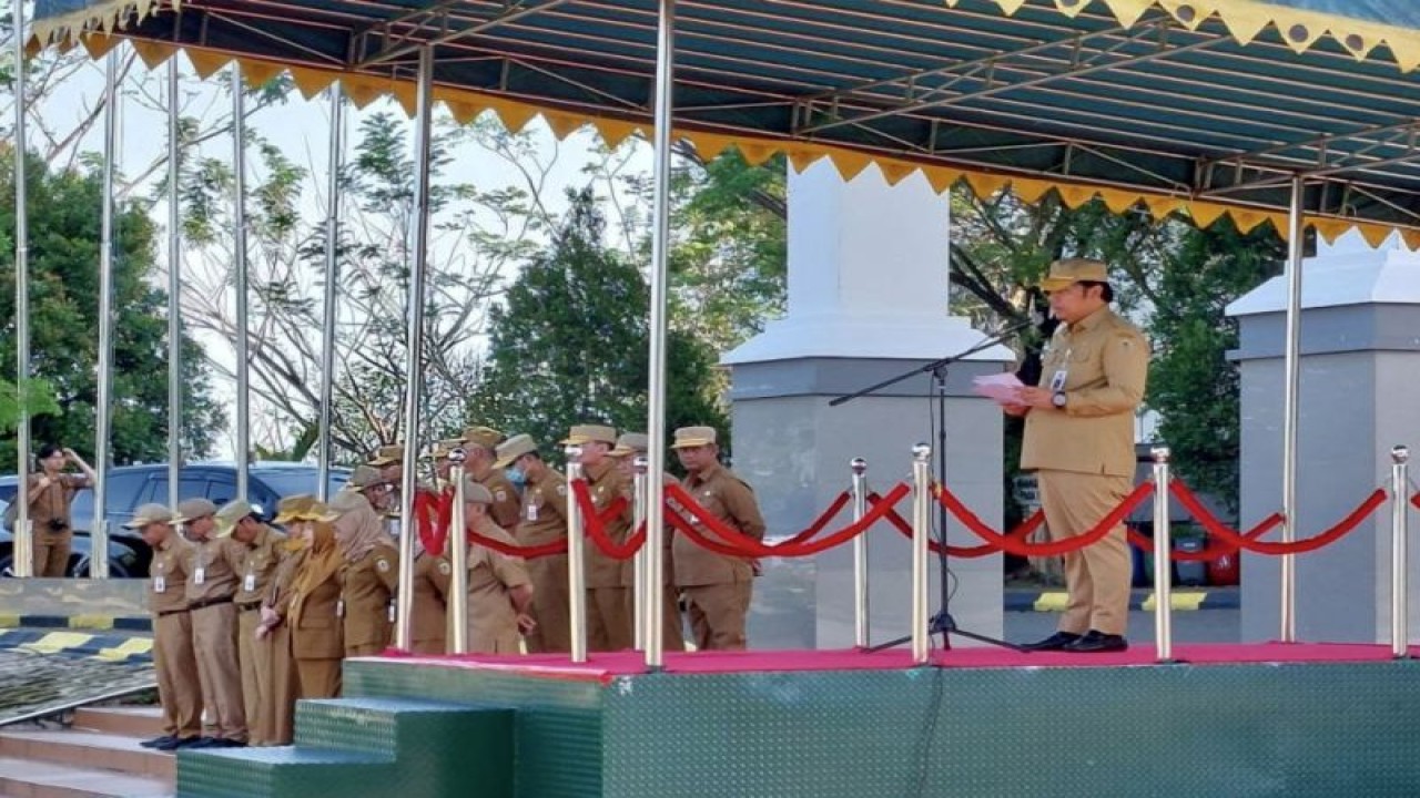 Sekretaris Daerah (Sekda) Kalimantan Selatan Roy Rizali Anwar memberikan arahan saat apel pagi di lingkungan pemerintahan provinsi, di Banjarbaru, Kalimantan Selatan, Senin (6/11/2023). (ANTARA/HO-Pemprov Kalsel)
