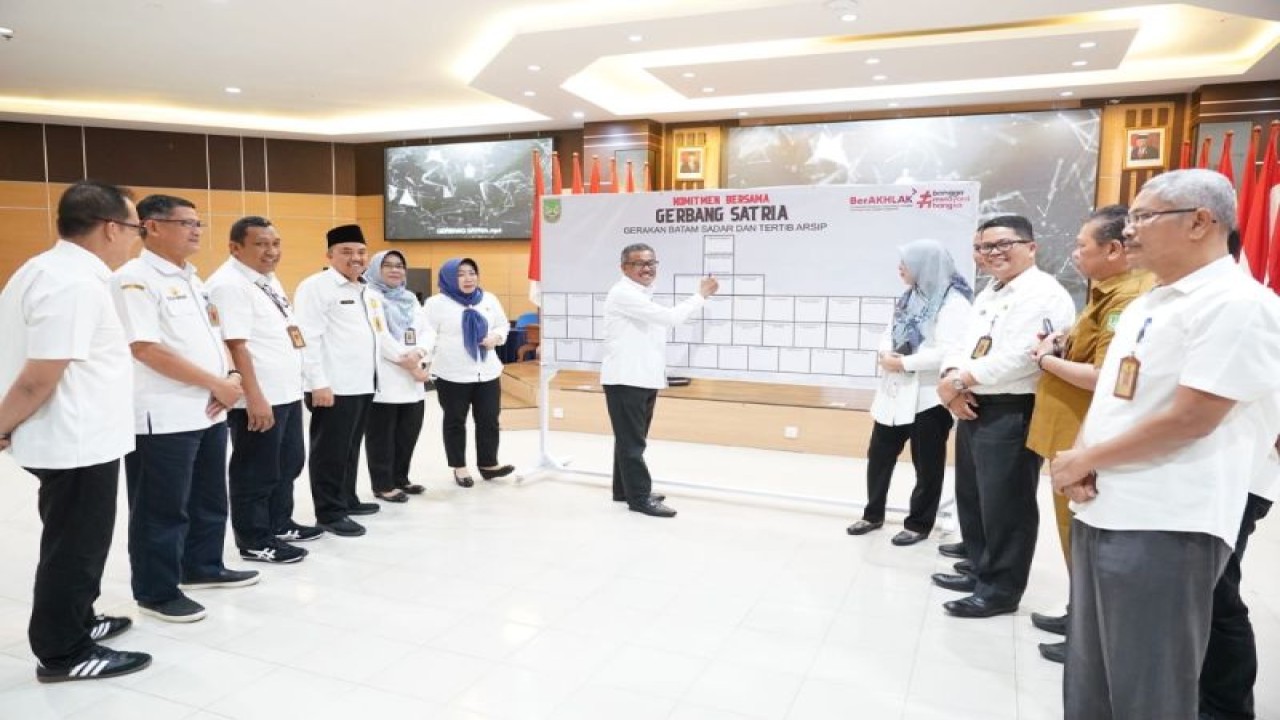 Sekretaris Daerah Kota Batam Jefridin Hamid (tengah) saat menandatangani Pakta Integritas Gerbang Satria. (ANTARA/HO-Pemkot Batam)