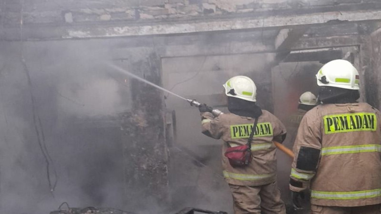 Petugas memadamkan kebakaran rumah tinggal di Jalan Anggrek 1 RT.09 RW.09, No.12 A dan No.12 B, Kapuk, Cengkareng, Jakarta Barat pada Selasa (7/11/2023) pagi. ANTARA/HO-Sudin Gulkarmat Jakbar