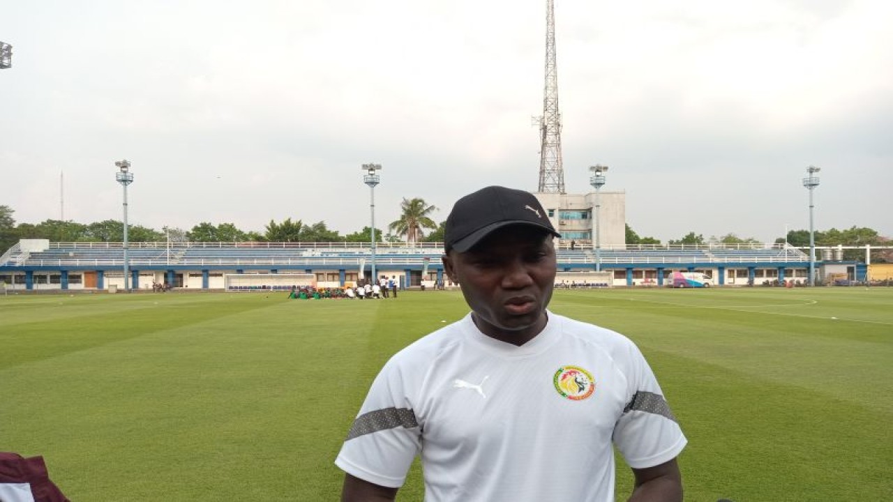 Asisten pelatih timnas Senegal U-17 Souleymane Diallo menjawab pertanyaan pewarta sebelum memimpin sesi latihan di Lapangan Sidolig, Bandung, Senin (13/11/2023). (ANTARA/RAUF ADIPATI)