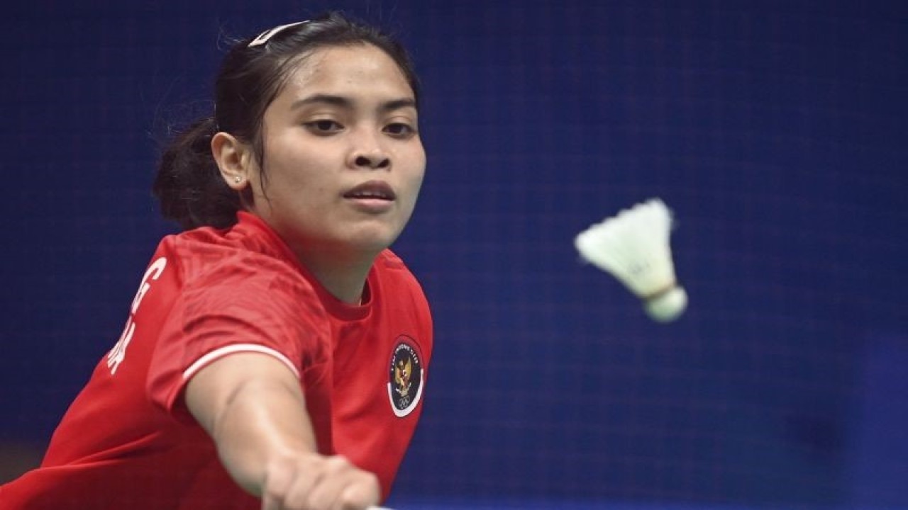 Arsip - Pebulu tangkis tunggal putri Indonesia Gregoria Mariska Tunjung mengembalikan kok ke arah lawannya asal Jepang Aya Ohori pada babak perempatfinal Asian Games 2022 di Binjiang Gymnasium, Hangzhou, China, Kamis (5/10/2023). Jorji gagal melangkah ke semifinal usai kalah dengan skor 10-21,19-21. ANTARA FOTO/M Risyal Hidayat/Spt.