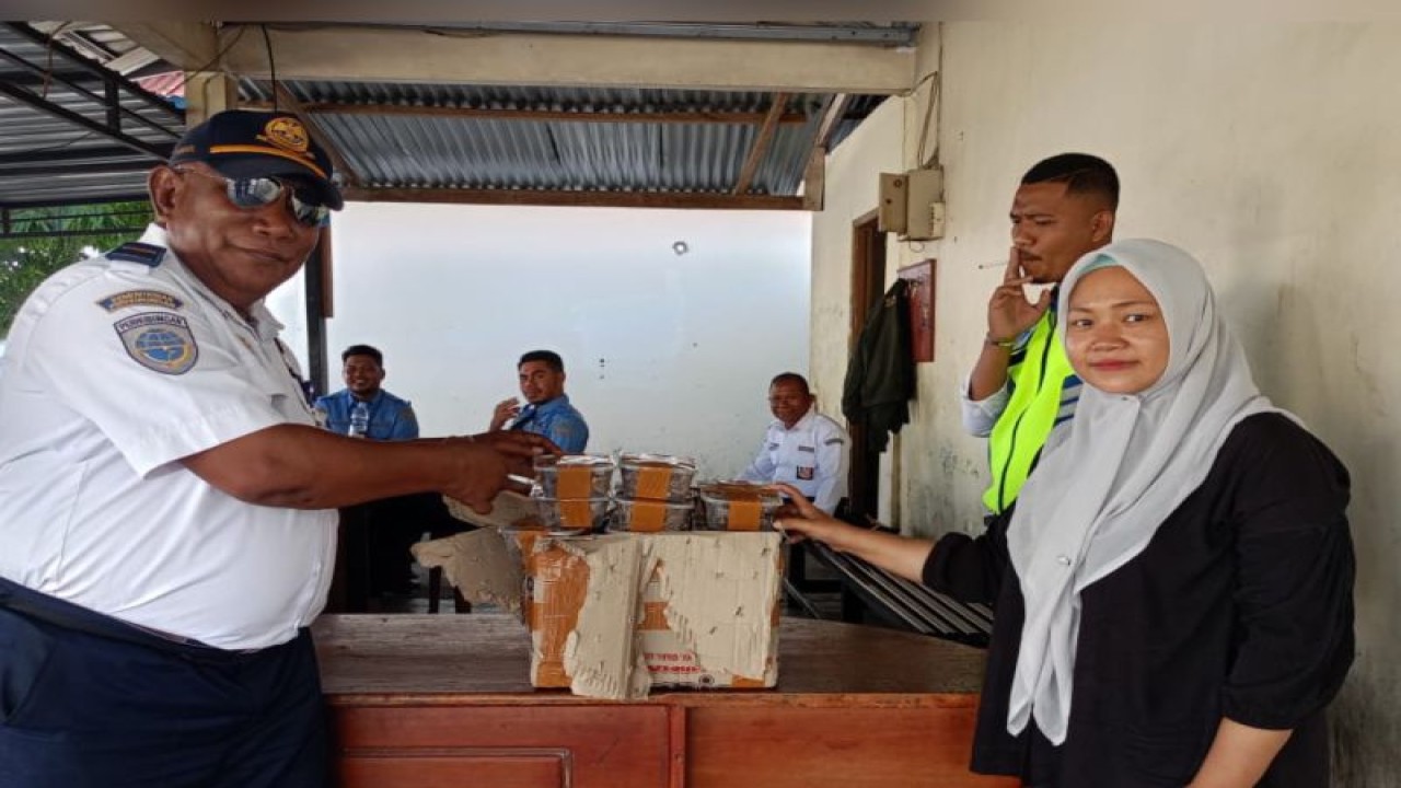 serah terima satwa kadal lidah biru di Bandara Sultan Babullah Ternate, Maluku Utara ke SKW Ternate. (ANTARA/Winda Herman)