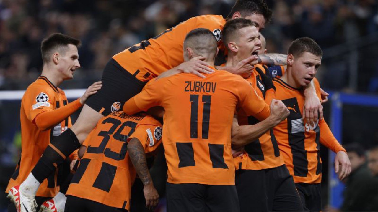 Para pemain Shakhtar Donetsk merayakan gol yang dicetak Danylo Sikan (kedua dari kanan) pada pertandingan Liga Champions Grup H melawan Barcelona yang dimainkan di Hamburg, Jerman, Selasa (7/11/2023). (ANTARA/AFP/Axel Heimken)