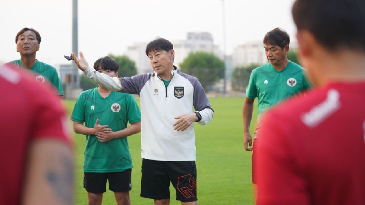 Pelatih timnas Indonesia Shin Tae-yong ketika memimpin latihan perdana timnya di lapangan latihan kompleks sekitar Stadion Internasional Basra, Irak, Minggu (12/11/2023). (ANTARA/Ho/PSSI)