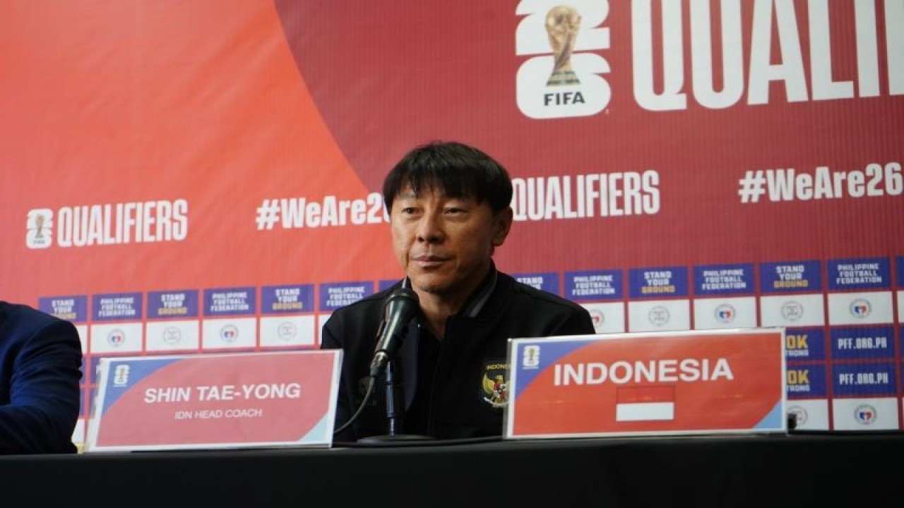 Pelatih timnas Indonesia Shin Tae-yong pada jumpa pers sebelum laga melawan Filipina pada laga kedua kualifikasi Piala Dunia 2026 zona Asia putaran kedua Grup F di Stadion Rizal Memorial, Senin (20/11/2023). (ANTARA/Ho/PSSI)