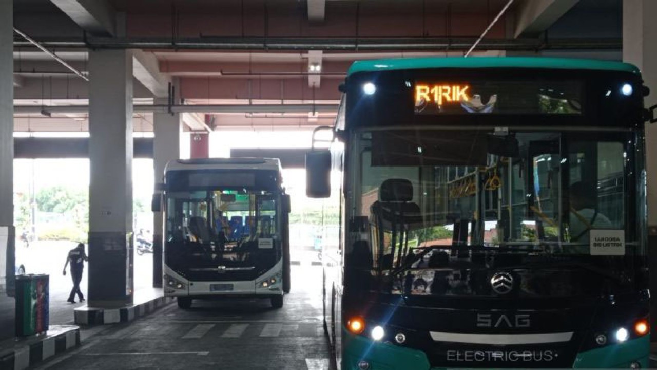 Arsip Foto: Dua unit bus listrik terparkir di Terminal Intermoda Joyoboyo (TIJ) untuk dilakukan uji coba operasional, Selasa (7/11/2023). (ANTARA/Ananto Pradana.)