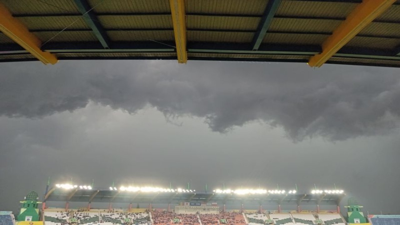 Suasana langit di atas Stadion Si Jalak Harupat, Kabupaten Bandung, Selasa (14/11/2023) yang membuat pertandingan Piala Dunia U-17 antara Senegal melawan Polandia harus dihentikan sementara. (ANTARA/RAUF ADIPATI)