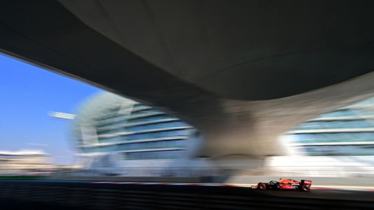 Pebalap tim Red Bull Max Verstappen menjalani sesi latihan bebas ketiga Grand Prix Abu Dhabi, Sirkuit Yas Marina. (11/12/2021) (AFP/ANDREJ ISAKOVIC)