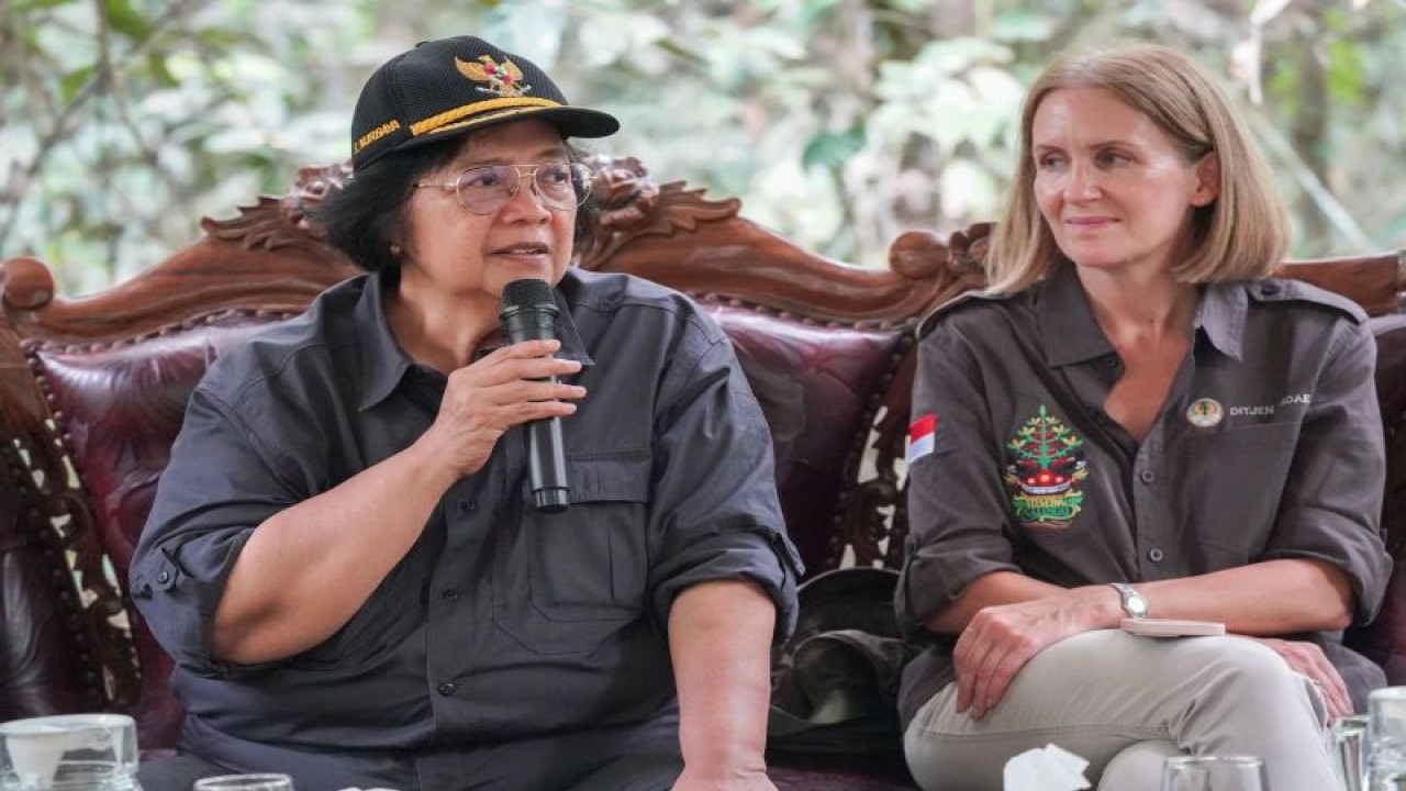 Menteri Lingkungan Hidup dan Kehutanan Siti Nurbaya Bakar (kiri) bersama Duta Besar Norwegia Rut Kruger Giverin (kanan) saat melakukan kunjungan kerja untuk melihat keberhasilan pengelolaan lahan gambut di Jambi, Senin (20/11/2023). (ANTARA/HO-Kementerian LHK)