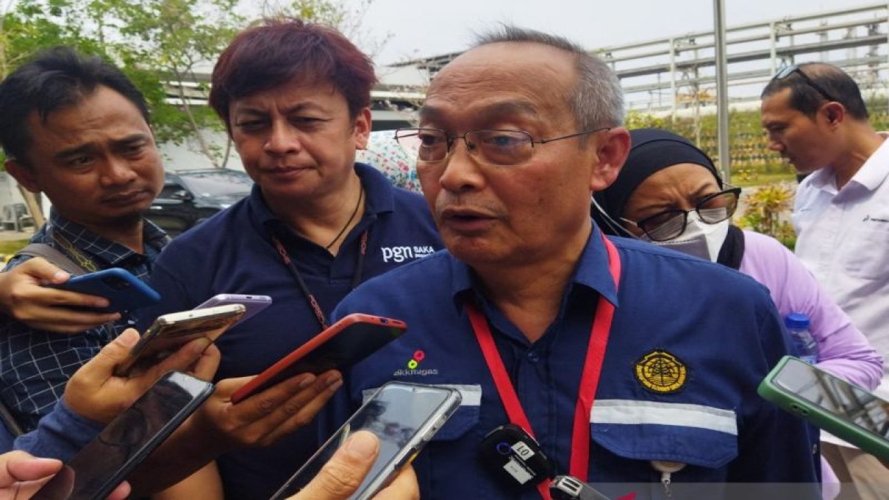 Kepala Perwakilan SKK Migas Jawa, Bali, dan Nusa Tenggara (Jabanusa) Nurwahidi memberikan keterangan kepada awak media di fasilitas produksi PGN Saka di Kawasan Industri Manyar, Kabupaten Gresik, Jawa Timur, Senin (27/11/2023). ANTARA/Benardy Ferdiansyah