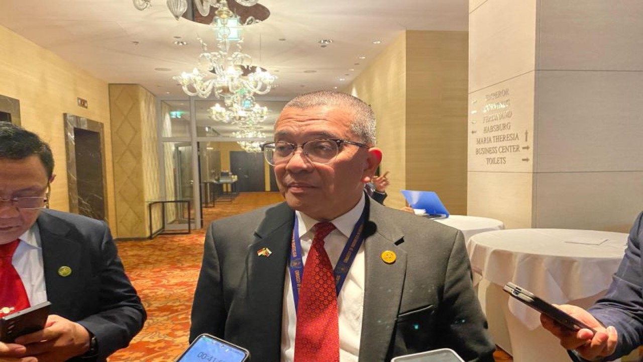 Duta Besar RI untuk Slovakia Pribadi Sutiono memberikan keterangan setelah pertemuan Deputi Perdana Menteri Slovakia Denisa Sakova saat bertemu dengan Wakil Presiden RI Ma’ruf Amin di Bratislava, Slovakia, Senin (27/11/2023). ANTARA/Indra Arief Pribadi