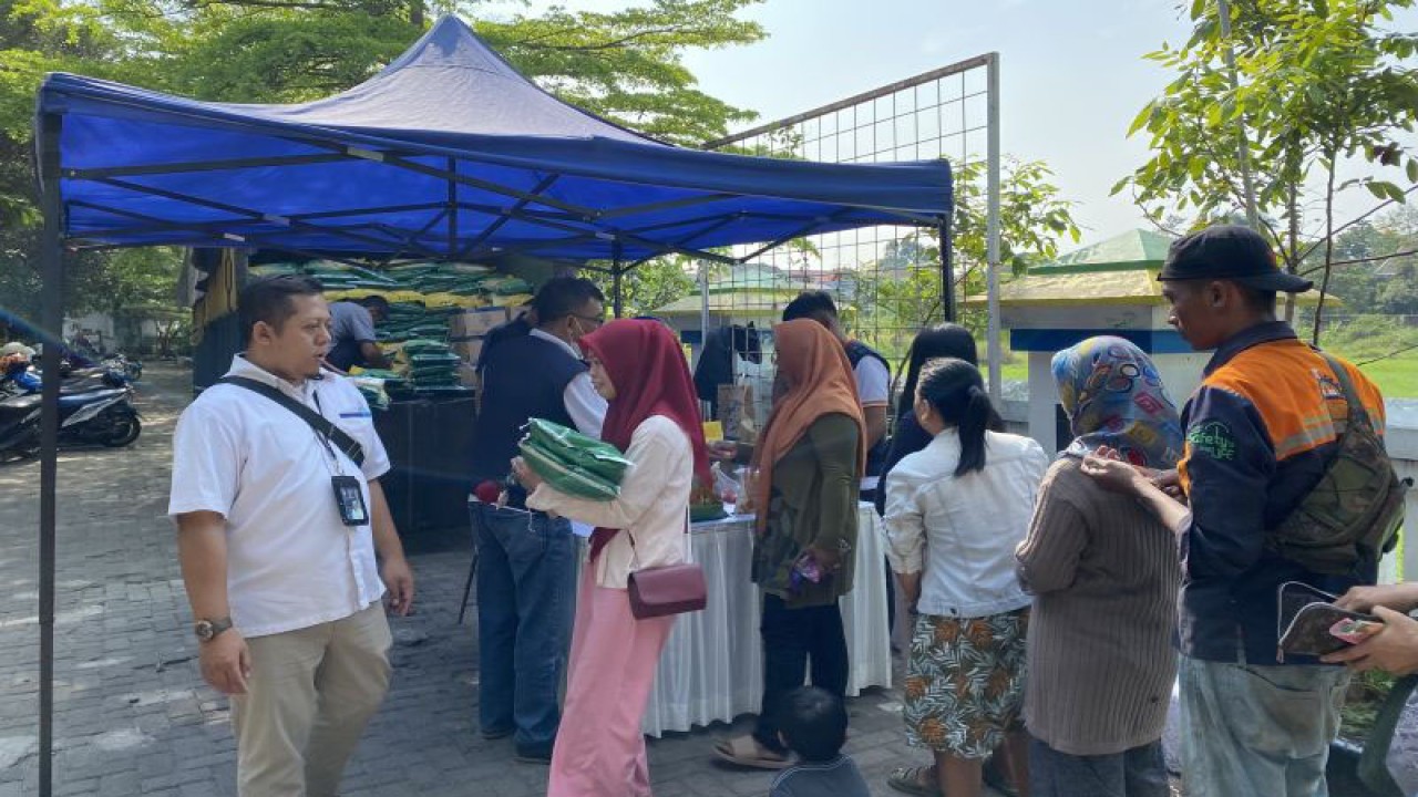 Sejumlah masyarakat terlihat mengantre saat pendistribusian beras Stabilisasi Pasokan dan Harga Pangan (SPHP) pada kegiatan Gerakan Pangan Murah (GPM) di Kantor Kecamatan Gedebage, Kota Bandung, Selasa (7/11/2023). (ANTARA/Rubby Jovan)