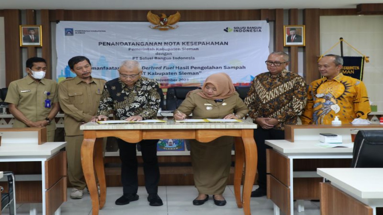 Bupati Sleman Kustini Sri Purnomo bersama Direktur Utama PT SBI Lilik Unggul Raharjo melakukan penandatanganan naskah kerja sama pengolahan sampah di Pendopo Parasamya Setda Kabupaten Sleman, Senin (13/11/2023). (ANTARA/HO-Bagian Prokopim Setda Sleman)