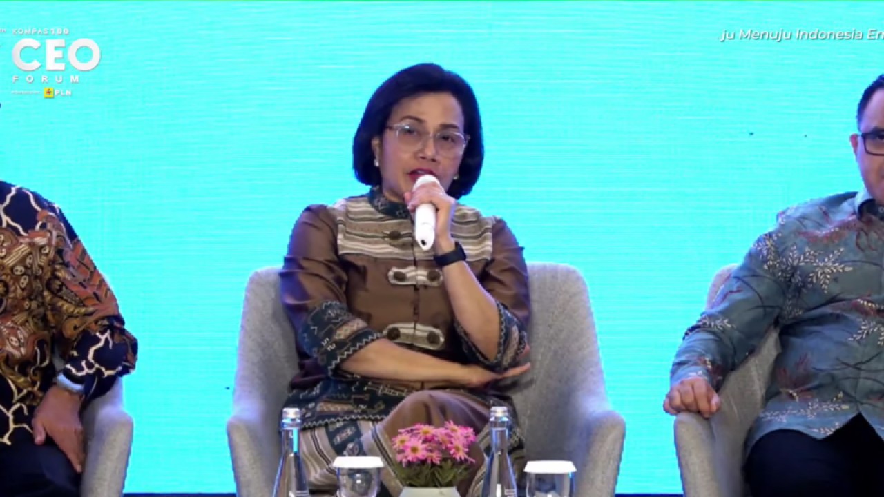 Menkeu Sri Mulyani dalam acara Kompas100 CEO Forum ke-14 di Jakarta, Rabu (1/11/2023) (ANTARA/Bayu Saputra)