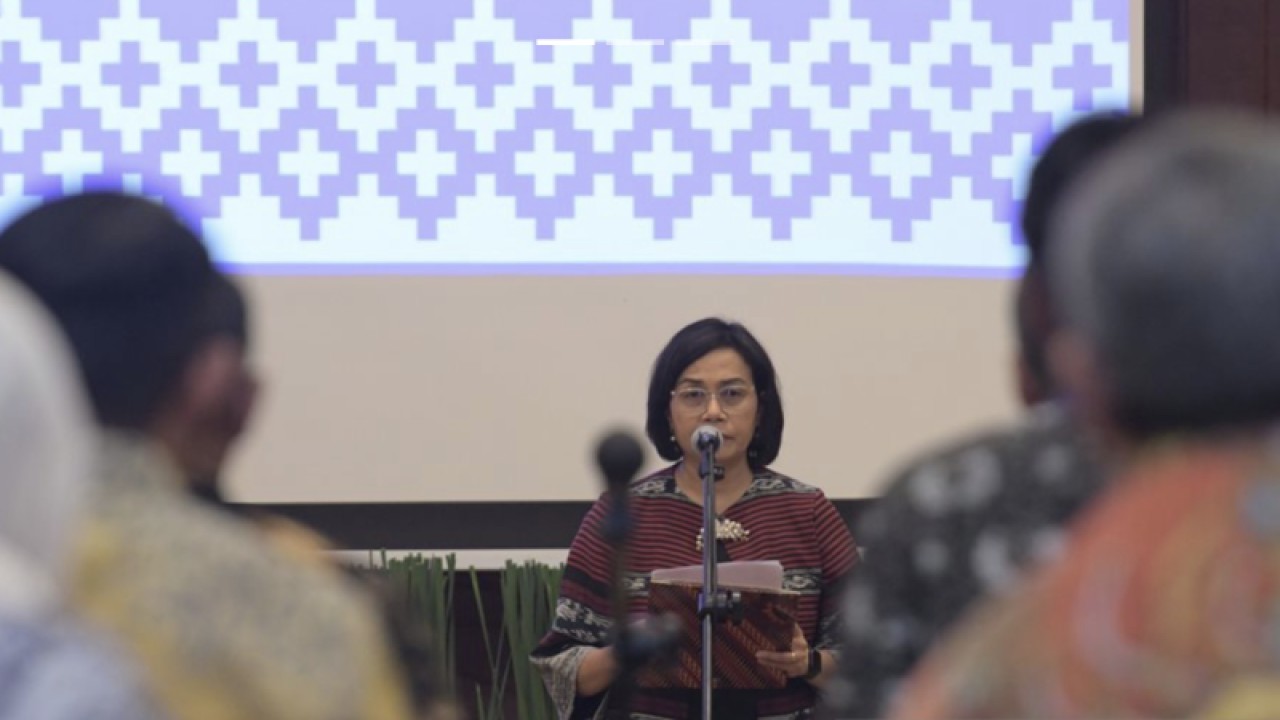 Menteri Keuangan Sri Mulyani melantik 26 pejabat di lingkungan Kementerian Keuangan di Aula Mezzanine, Kompleks Kementerian Keuangan, Jakarta, Kamis (2/11/2023). (ANTARA/HO-Kementerian Keuangan)