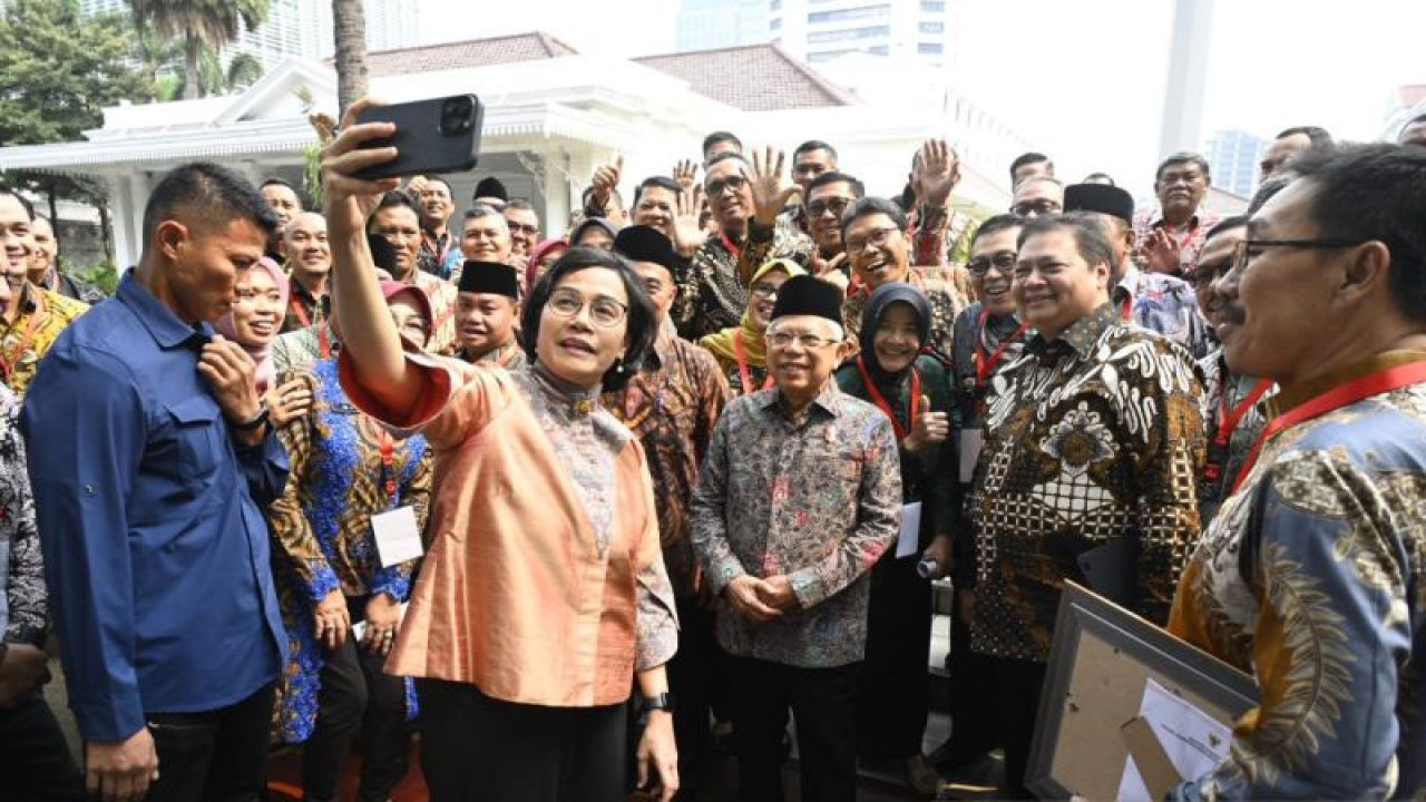 Menteri Keuangan Sri Mulyani berswafoto bersama Wakil Presiden Ma’ruf Amin dan sejumlah menteri Kabinet Indonesia Maju di Istana Wakil Presiden Jakarta, Kamis (9/11/2023). ANTARA/HO-BPMI Setwapres