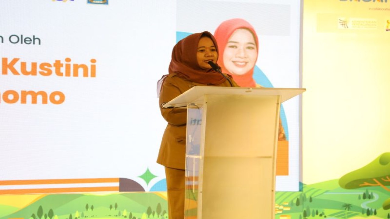 Bupati Sleman Kustini Sri Purnomo saat menghadiri talkshow "Program Akselerasi Ekosistem UMKM Digital" di The Manohara Hotel, Sleman, Yogyakarta, Senin (6/11/2023). ANTARA/HO-Bagian Prokopim Setda Sleman
