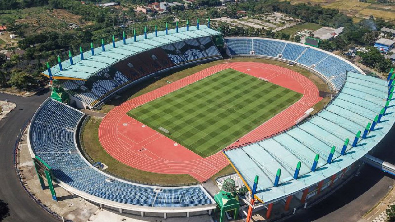Foto udara Stadion Si Jalak Harupat di Kutawaringin, Kabupaten Bandung, Jawa Barat, Selasa (18/7/2023). Kemeterian PUPR mencatat, hingga Juli 2023 progres renovasi Stadion Si Jalak Harupat yang direncakanan menjadi sarana pendukung penyelenggaraan Piala Dunia FIFA U-17 telah mencapai 100 persen dengan total anggaran Rp155,17 miliar. ANTARA FOTO/Raisan Al Farisi/aww. (ANTARA FOTO/RAISAN AL FARISI)