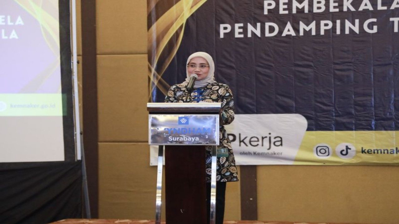 Stafsus Menteri Ketenagakerjaan, Titik Masudah dalam kegiatan pembekalan TKS pendamping TKM Pemula tahap III tahun 2023 di Surabaya, Jawa Timur, Selasa (14/11/2023). (ANTARA/HO-Kemnaker)