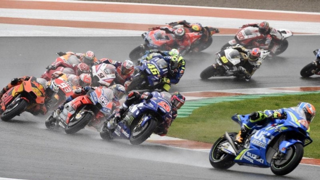 Para pembalap MotoGP memacu motor mereka saat bertarung di Valencia Grand Prix di Sirkuit Ricardo Tormo, Cheste, pada 18 November 2018. (Photo by JOSE JORDAN / AFP) (AFP/JOSE JORDAN)