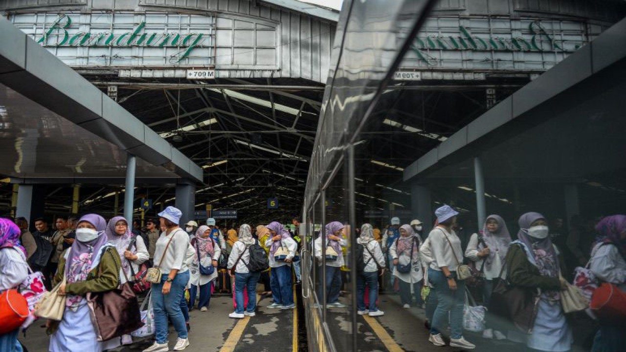 Penumpang Kereta api Argo Parahyangan tiba di Stasiun Bandung, Jawa Barat, Sabtu (25/11/2023). PT Kereta Api Indonesia telah menjual 429.839 tiket kereta api atau 20 persen dari total keseluruhan yang disediakan untuk keberangkatan masa angkutan Natal 2023 dan Tahun Baru 2024. ANTARA FOTO/Raisan Al Farisi/aww. (ANTARA FOTO/RAISAN AL FARISI)