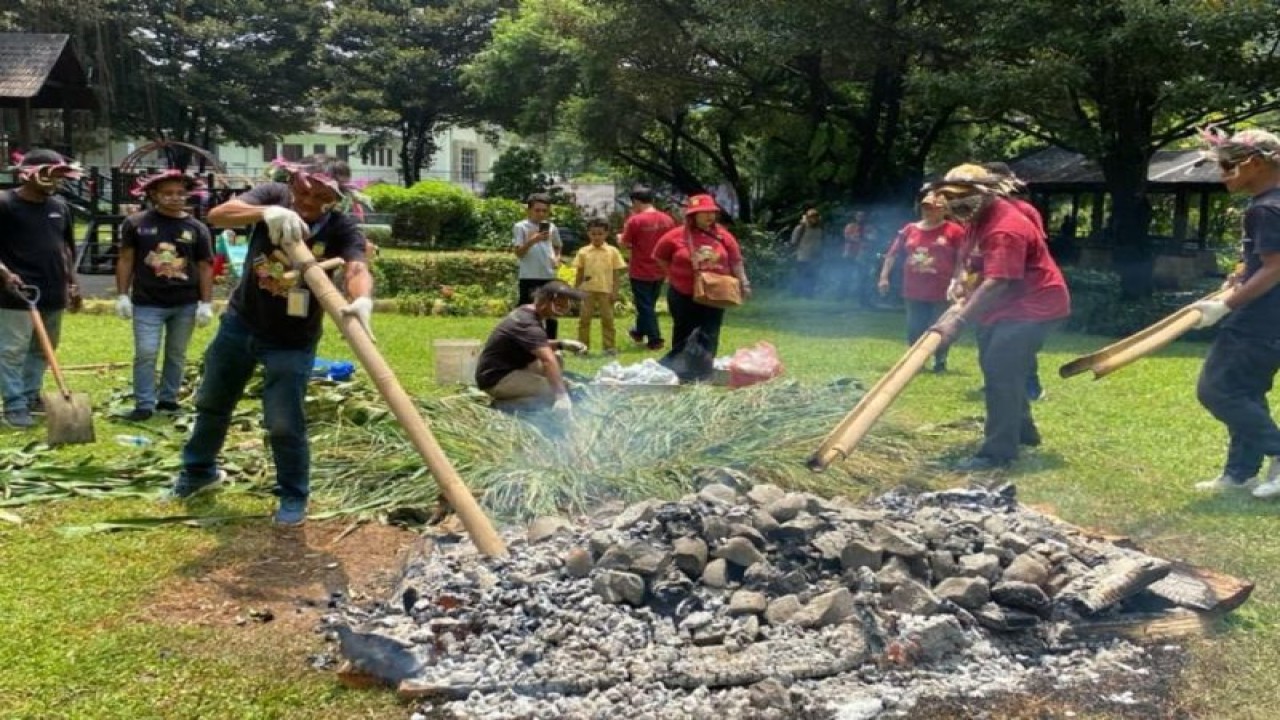 Suasana bakar batu pada kegiatan Discover Papua yang bertempat di Hotel Borobudur, Minggu (19/11). (ANTARA/HO-Pemprov Papua)