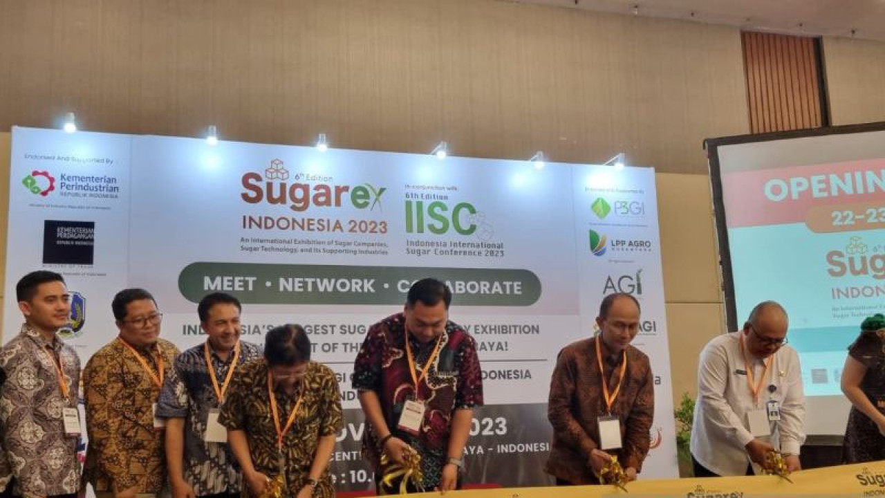 Ketua Kadin Jatim Adik Dwi Putranto (ketiga kanan) saat membuka pameran teknologi pertanian "Sugarex Indonesia" di Dyandra Convention Center Surabaya, Rabu (22/11/2023). (ANTARA/Willi Irawan)