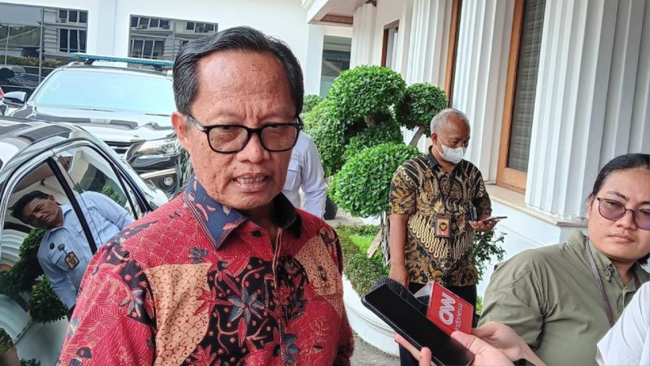 Ketua Tim Pelaksana Satgas Tindak Pidana Pencucian Uang (TPPU) Sugeng Purnomo menjawab pertanyaan wartawan, di Kantor Kemenko Polhukam, Jakarta, Rabu (1/11/2023). (ANTARA/Rina Nur Anggraini.)