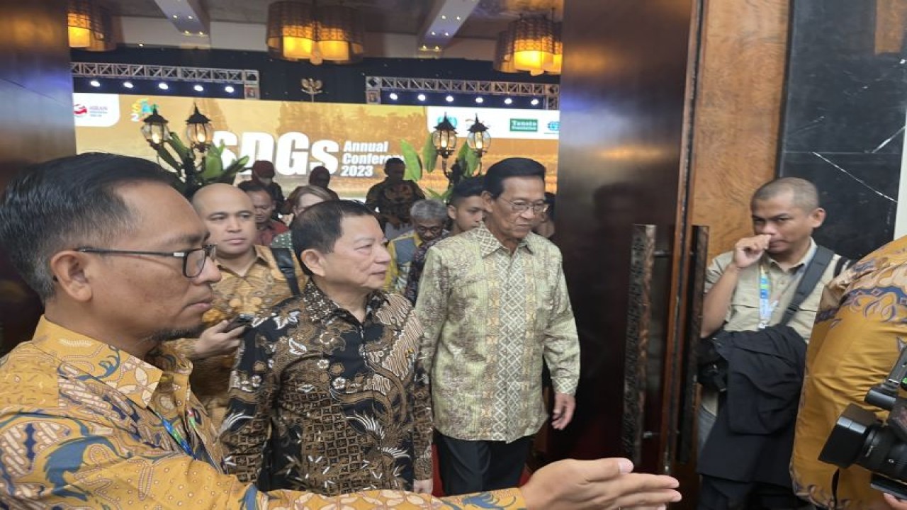 Menteri Perencanaan Pembangunan Nasional/Kepala Badan Perencanaan Pembangunan Nasional (PPN/Bappenas) Suharso Monoarfa bersama Gubernur Daerah Istimewa Yogyakarta Sri Sultan Hamengku Buwono X hendak menyaksikan pameran Konferensi Tahunan Tujuan Pembangunan Berkelanjutan atau SDGs Annual Conference (SAC) 2023 di Hotel Royal Ambarrukmo, Yogyakarta, Senin (6/11/2023). ANTARA/M. Baqir Idrus Alatas