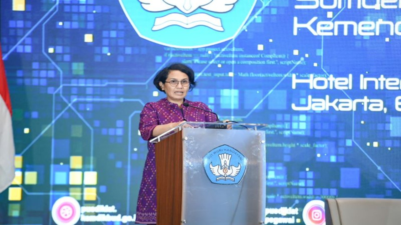 Sekretaris Jenderal (Sesjen) Kemendikbudristek Suharti dalam Rapat Koordinasi Pelatihan Kemendikbudristek Tahun 2023, di Jakarta, Senin (6/11/2023). (ANTARA/HO-Kemendikbudristek)