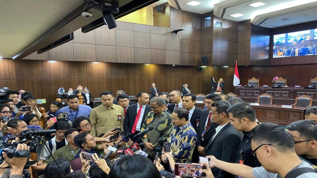 Ketua Mahkamah Konstitusi (MK) terpilih Suhartoyo (kanan) dan Wakil Ketua MK Saldi Isra (kiri) memberi keterangan kepada awak media di Gedung MK RI, Jakarta, Kamis (9/11/2023). ANTARA/Fath Putra Mulya