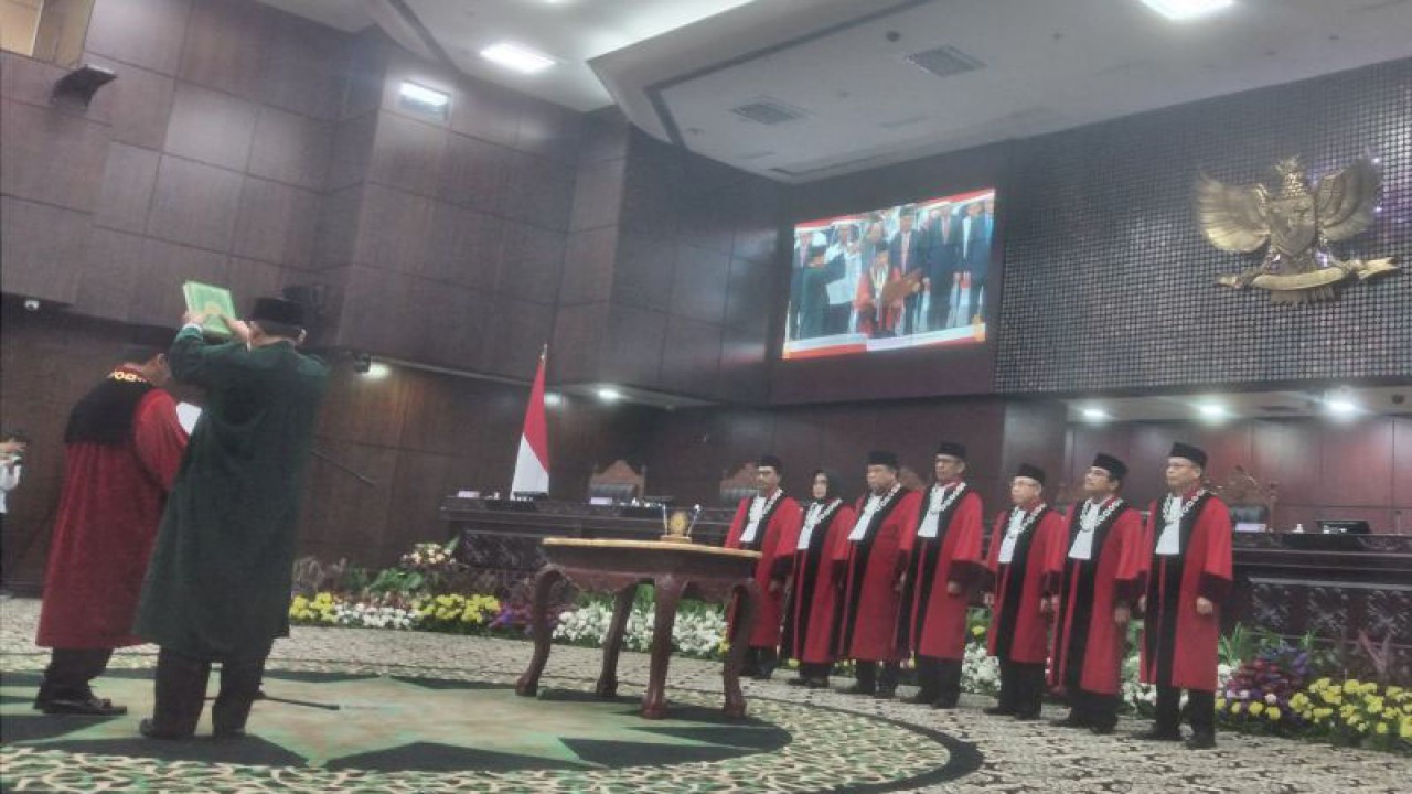 Hakim Konstitusi Suhartoyo saat membacakan sumpah dalam pelantikan sebagai ketua Mahkamah Konstitusi periode 2023-2028 di Gedung MK, Jakarta, Senin (13/11/2023). (ANTARA/Fauzi Lamboka)