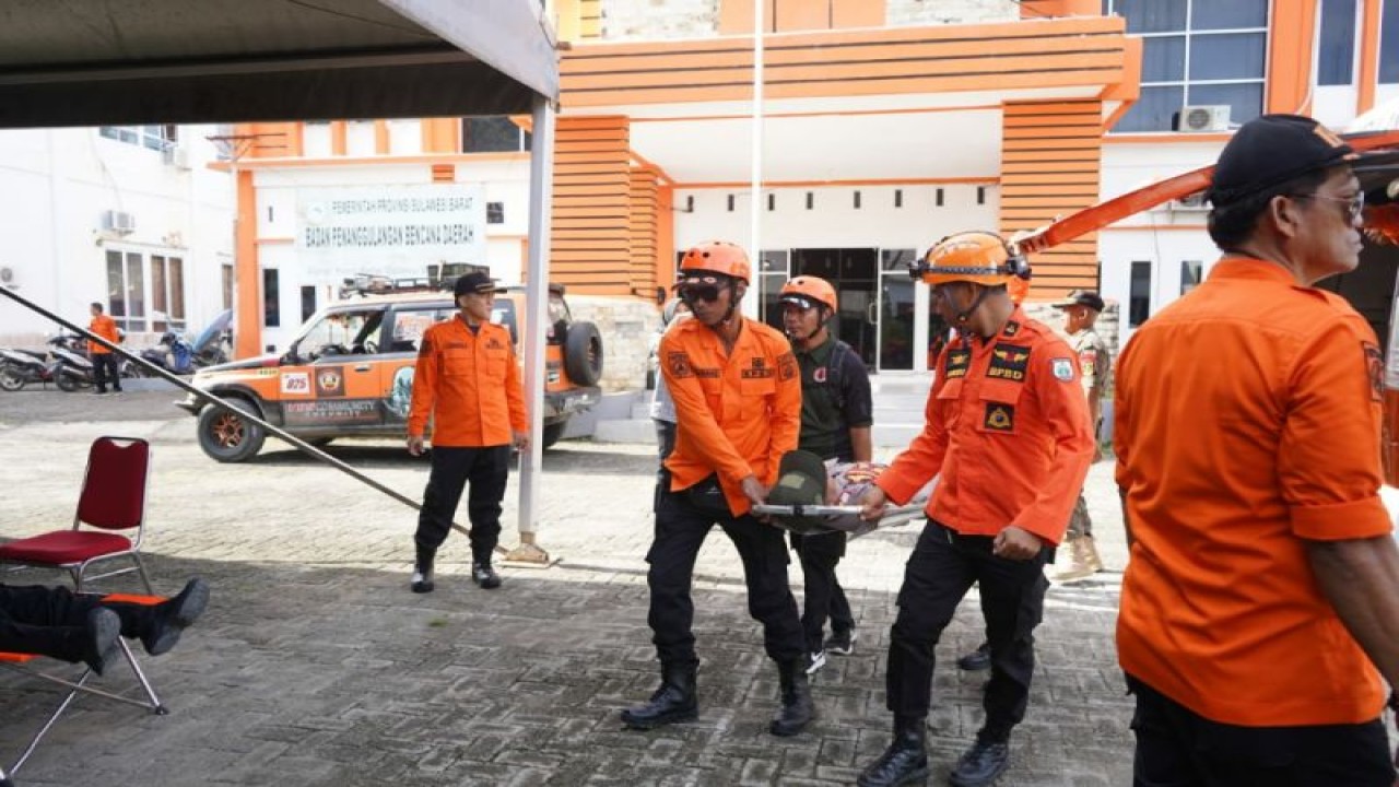 Anggota Taruna Siaga Bencana dan Tim Reaksi Cepat Badan Penanggulangan Bencana Daerah melakukan upaya evakuasi dalam simulasi penerapan sistem peringatan dini bencana di Mamuju, Sulawesi Barat, Selasa (21/11/2023). (ANTARA/HO/Diskominfo Sulbar)