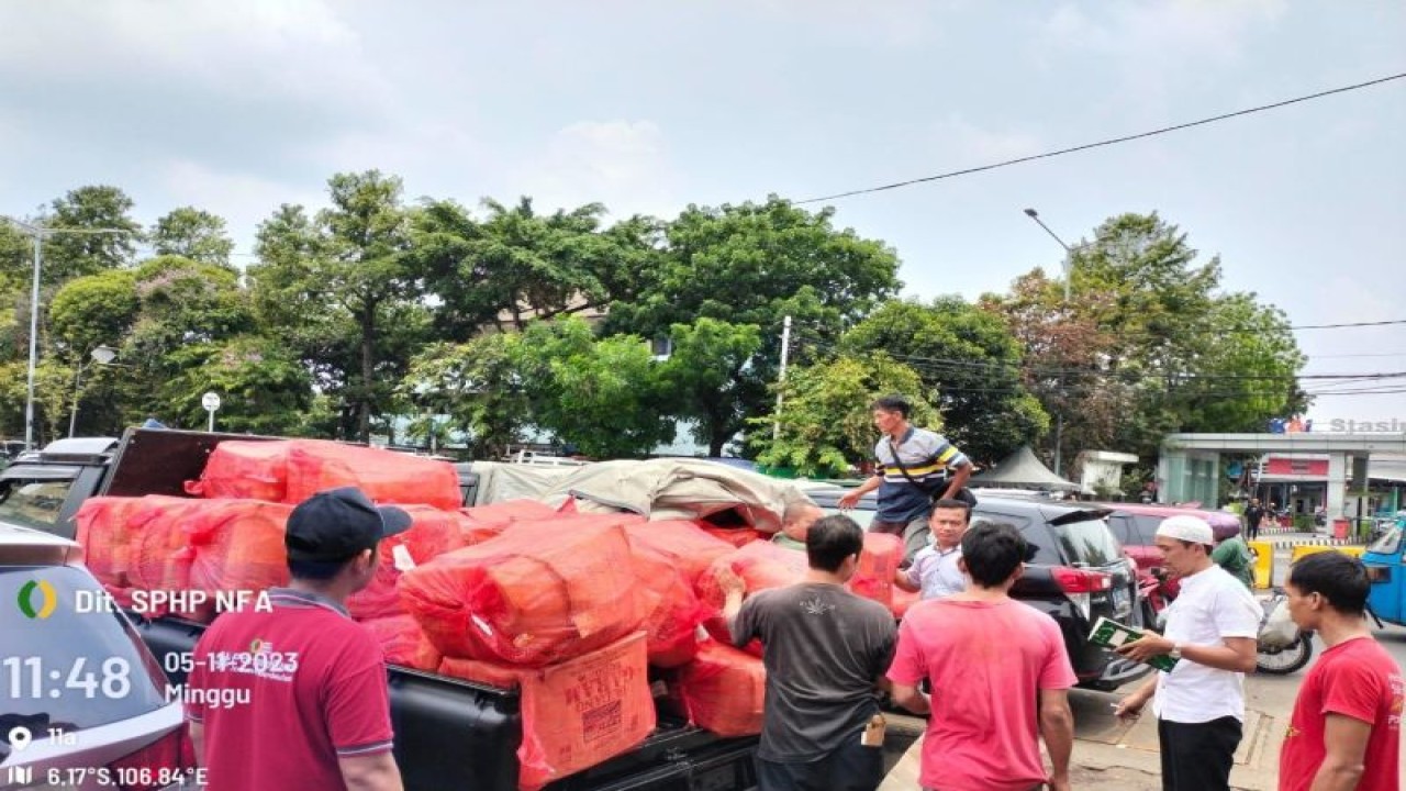 Proses pengemasan cabai rawit merah yang akan dikirim dari petani cabai rawit merah di Sulawesi Selatan ke Jakarta, di Sulawesi Selatan, Minggu (5/11/2023). ANTARA/HO-Bapanas.